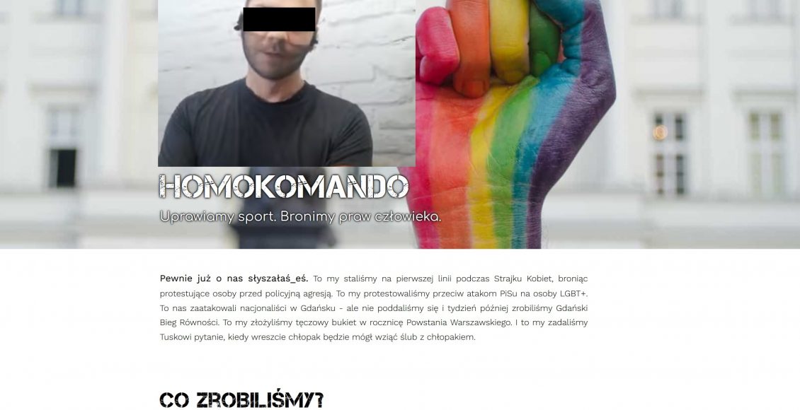 Maciej L. na tle grafiki ze strony internetowej Homokomanda