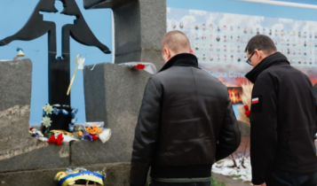 premier Morawiecki przed pomnikiem ofiar Wielkiego Głodu/ fot. Twitter/Kancelaria Premiera