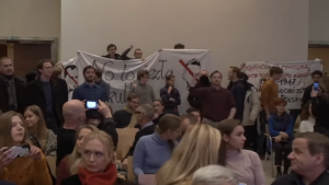 protest Młodzieży Wszechpolskiej na spotkaniu z Oksaną Zabużko/ fot. screen
