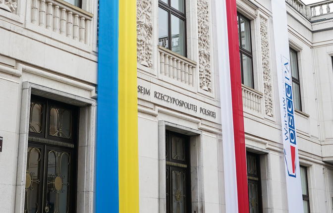 https://wprawo.pl/wp-content/uploads/2022/12/ukrainska-flaga-na-miejscu-gospodarza-przy-wejsciu-do-Sejmu-RP-672x430.png
