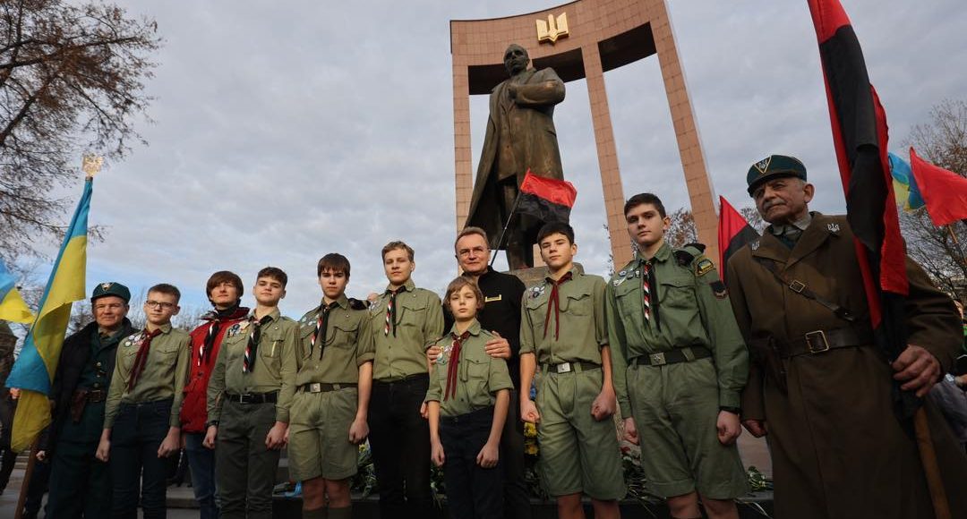 Mer Lwowa Andrij Sadowy z ukraińską młodzieżą przed pomnikiem Stepana Bandery we Lwowie / Fot. Facebook