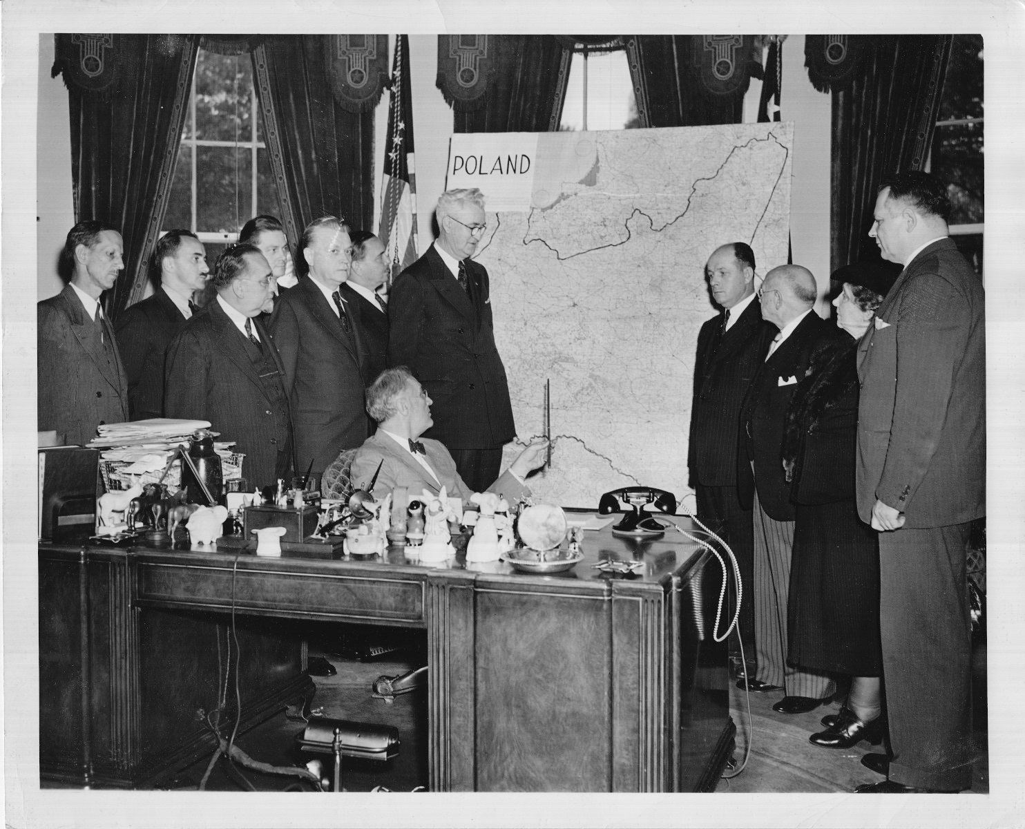 Delegacja Polonii amerykańskiej u Prezydenta USA Roosevelta, który podczas tej wizyty 11 października 1944 roku zagwarantował Polonii nienaruszalność polskiej wschodniej granicy. Dzięki głosom Polonii, Roosevelt wygrał prelekcje. 4 lutego 1945 roku odbyła się konferencja w Jałcie. Granice Polski wyznaczyła Linia Curzona.