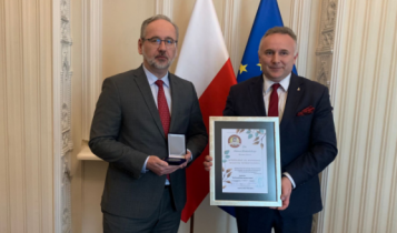 minister Niedzielski odbiera medal Inki od Mariusza Birosza/ fot. Twitter