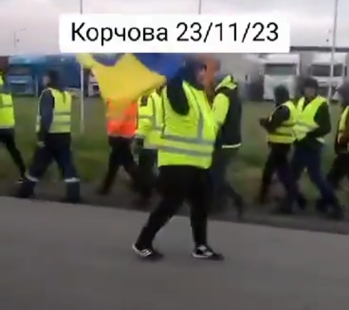 Ukraińcy na granicy grożą Polakom: “Smert Lacham! Slava Ukraini”. Polska policja nie reaguje!