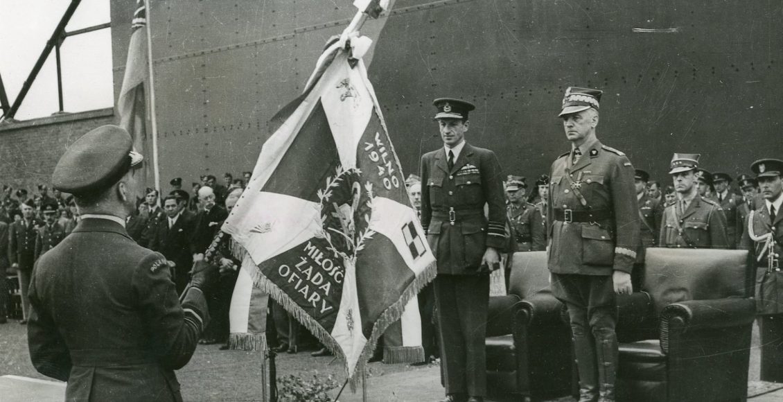 Wręczenie sztandaru polskich lotników, na zdjęciu Król Jerzy VI i Generał Władysław Sikorski.