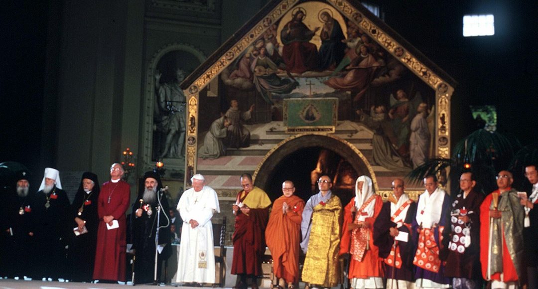 Papież z przedstawicielami różnych wyznań i religii przed Porcjunkulą w Katedrze Matki Boskiej Anielskiej w Asyżu
