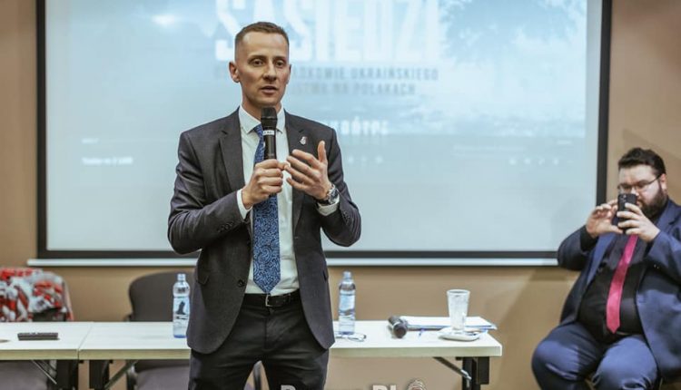 Jacek Międlar podczas seansu 1. odcinka