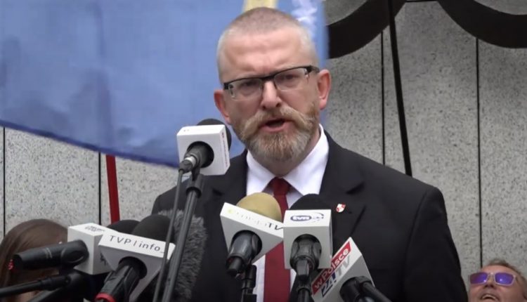 Grzegorz Braun podczas pikiety pod Sejmem RP (23.07.2025)
