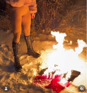 "Pisiorka", bohaterka mediów plotkarskich, pod koniec 2025 roku pali banderowską flagę.