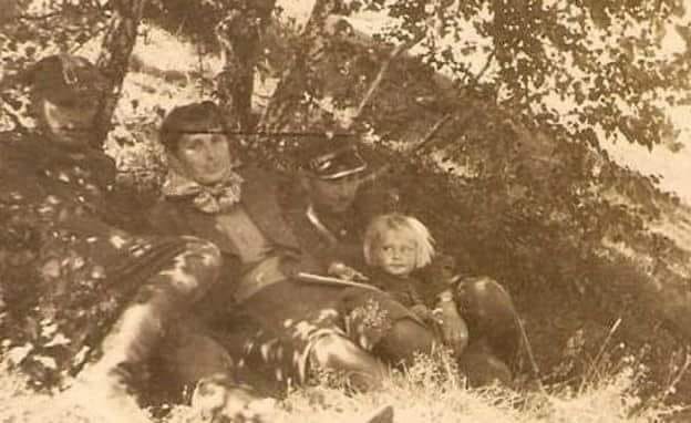 Major Stanisław Basaj ps. „Ryś” - pierwszy od prawej z córką. Obszerny artykuł o tym bohaterze zamieściłam 9 kwietnia 2025 r.