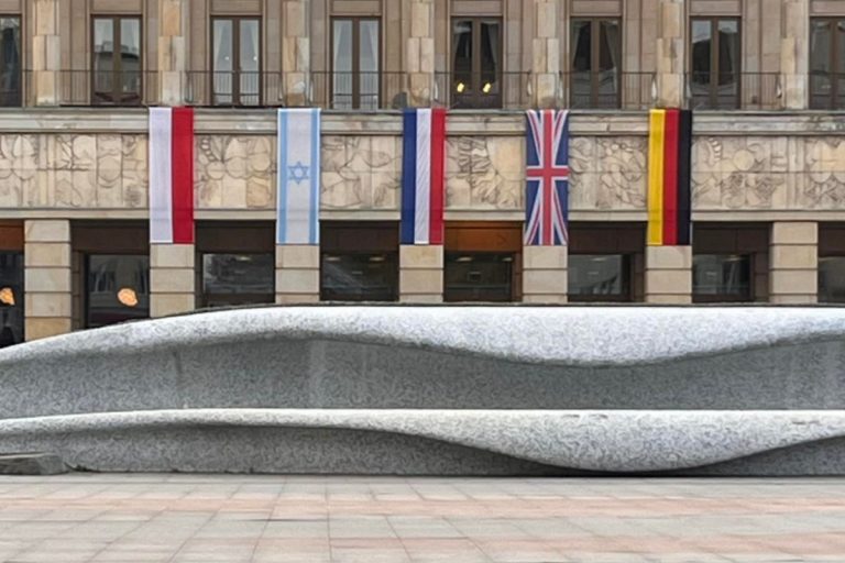 Zniszczono flagę Izraela na Teatrze Wielkim. Dyrektor traci stanowisko