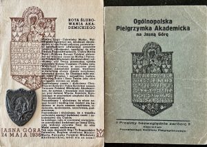 Pocztówka-cegiełka, awers ryngrafu pamiątkowy i śpiewnik pielgrzymkowy (zbiory autora)