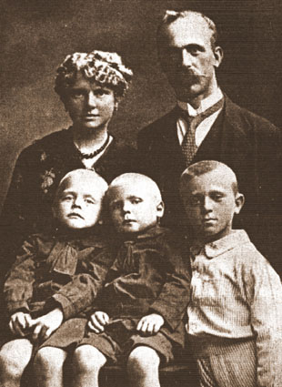 Na fotografii rodzice poety – matka, Janina z Tymińskich, i ojciec, Władysław Rumel – z synami (od lewej): Zygmuntem Janem, Bronisławem i Stanisławem.