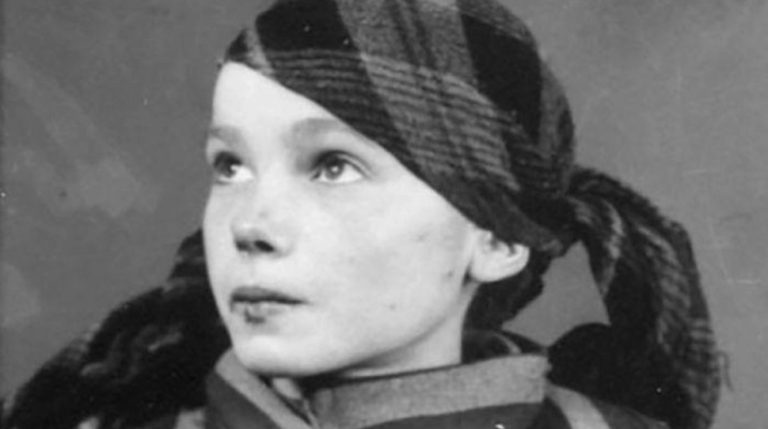 Jedno z dzieci Zamojszczyzny: Czesława Kwoka. W Auschwitz otrzymała nr 26947. Zamordowana zastrzykiem fenolu 12 marca 1943