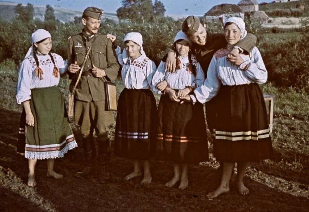 Niemieccy żołnierze z Ukrainkami