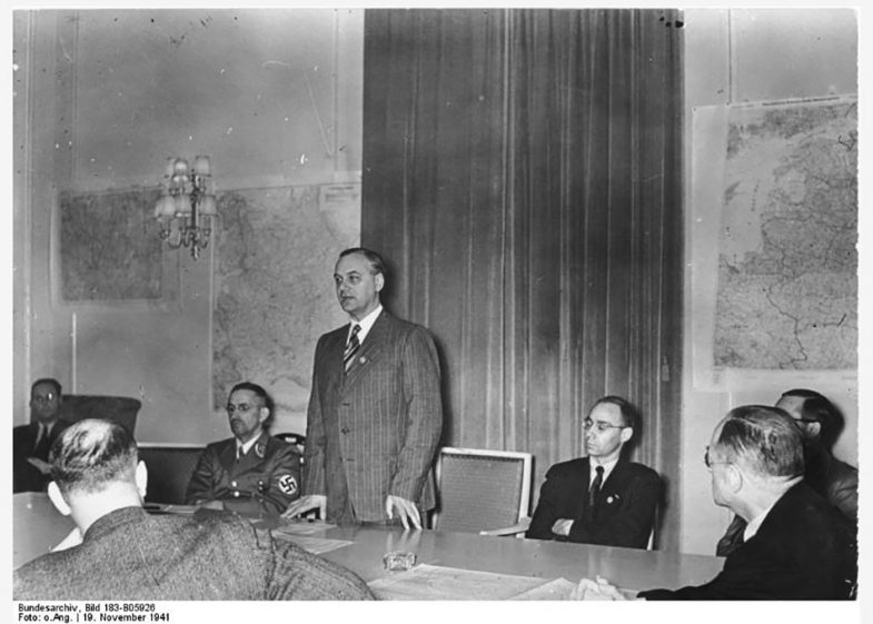 Alfred Rosenberg podczas konferencji prasowej z okazji nominacji na stanowisko ministra okupowanych terytoriów wschodnich, 19 listopada 1941 r. Zdjęcie: Bundesarchiv, Bild 183-B05926 / CC-BY-SA 3.0